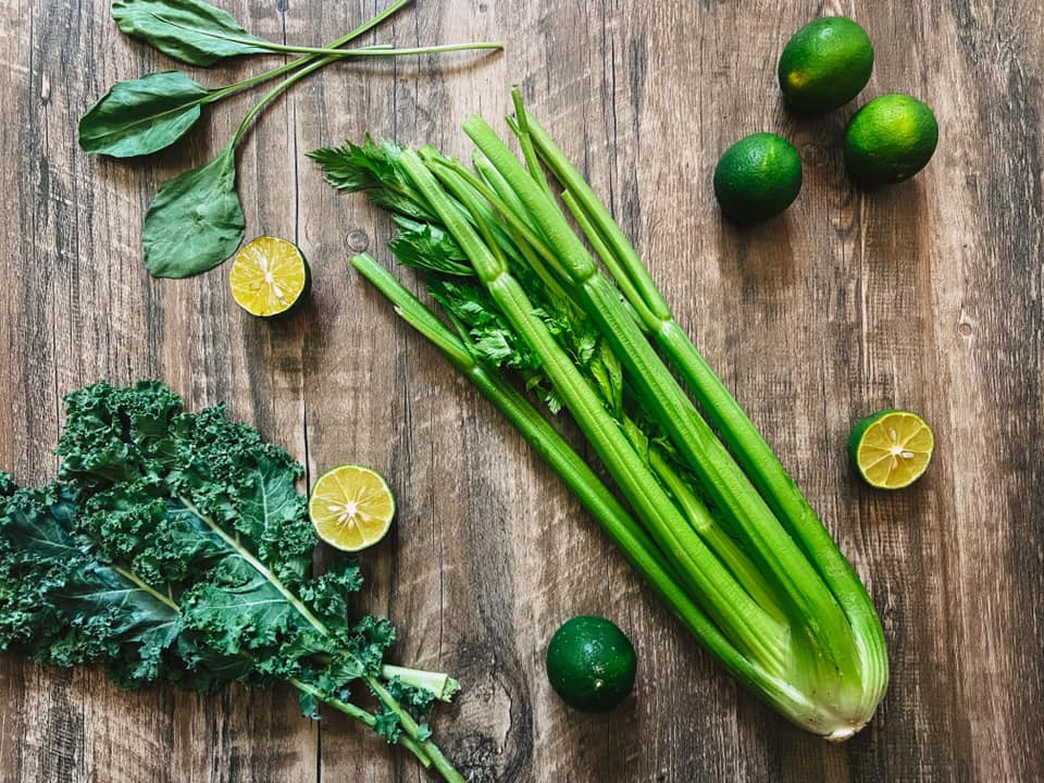 Nước ép từ cần tây, cải bỏ xôi rất tốt cho người huyết áp cao. Ảnh: Song Hà