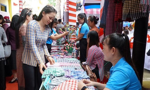 Khách hàng chọn mua sản phẩm khăn choàng Long Khánh A (Hồng Ngự, Đồng Tháp). Ảnh: TTXVN