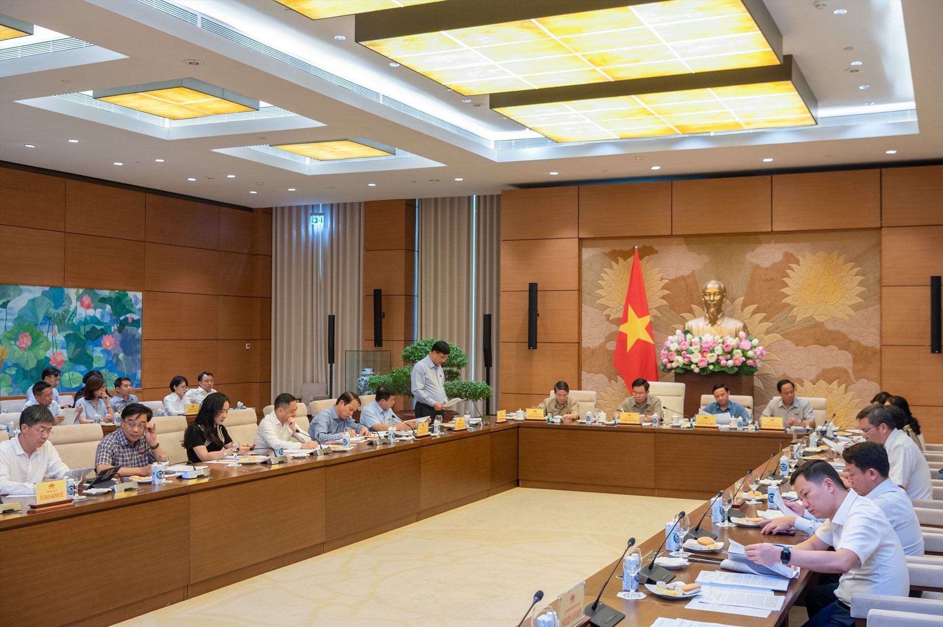 Chủ nhiệm Ủy ban Kinh tế Vũ Hồng Thanh trình bày báo cáo. Ảnh: Phạm Thắng/QH