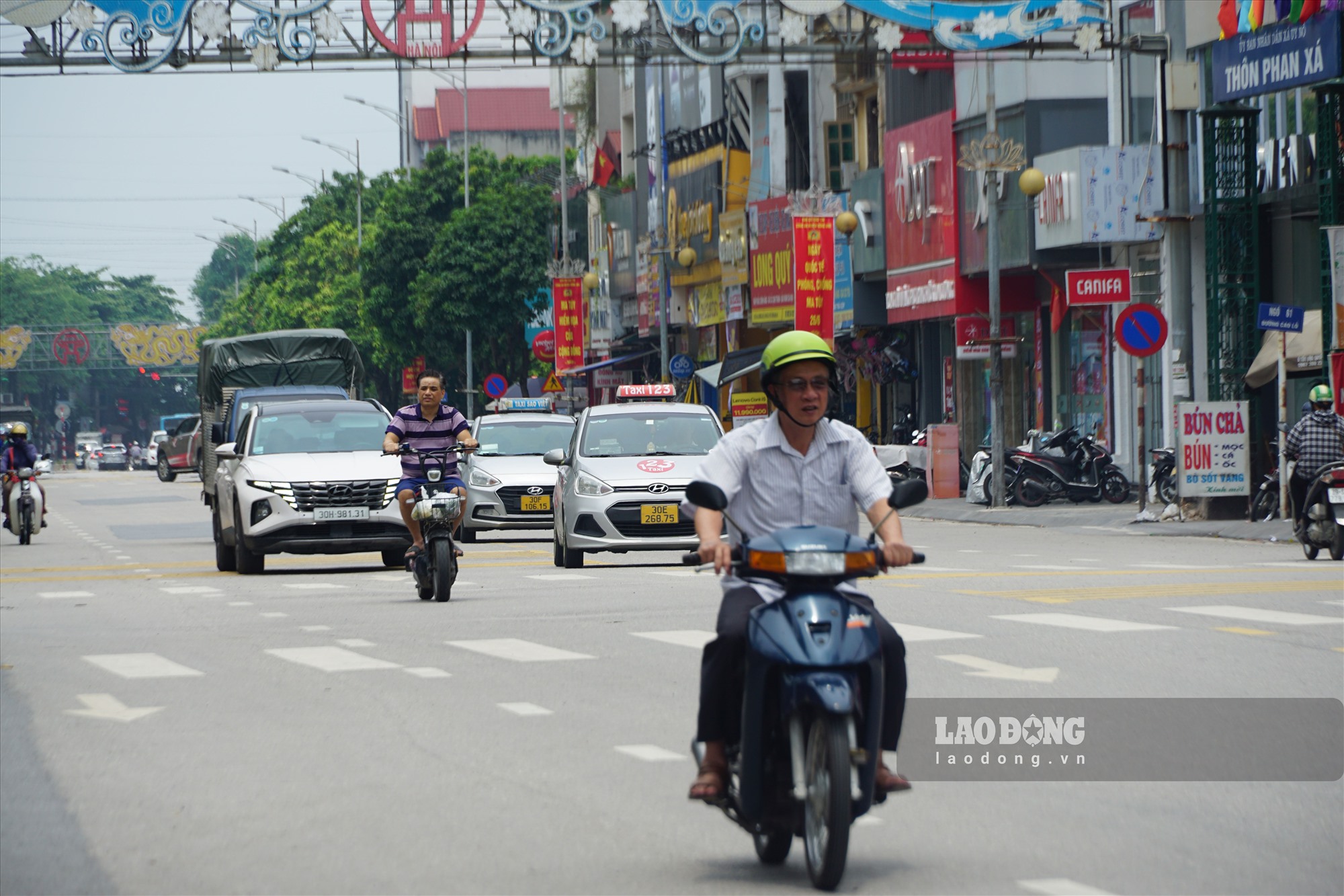 Liên quan đến vấn đề này, Chủ tịch UBND huyện Đông Anh - Nguyễn Xuân Linh cho biết, với các chỉ tiêu chưa đạt, chính quyền địa phương đang phối hợp với các sở, ban, ngành của thành phố để thực hiện các dự án đầu tư, cải tạo các trường trung học phổ thông trên địa bàn đạt chuẩn quốc gia theo quy định.