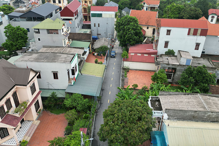 Cụ thể, tại xã Nguyên Khê, không chỉ nhiều con đường được mở rộng bằng cách phát huy nguồn vốn xã hội hóa từ việc người dân đồng thuận hiến đất thổ cư mở rộng đường làng, ngõ xóm, các đơn vị chức năng cũng tiến hành lắp đặt các thiết bị vui chơi giải trí, thể dục thể thao, qua đó dần hình thành khu vui chơi phục vụ đời sống người dân trong thôn.