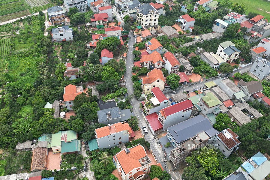 Ngoài nỗ lực của chính quyền địa phương, người dân huyện Đông Anh cũng đồng lòng, chung tay và san sẻ để chỉnh trang bộ mặt nông thôn, tạo nên các khu dân cư kiểu mẫu, hướng tới mục tiêu xã lên phường, huyện lên quận. Điển hình trong đó là việc hiến đất làm đường xây dựng nông thôn mới hướng đến mục tiêu đã đề ra.