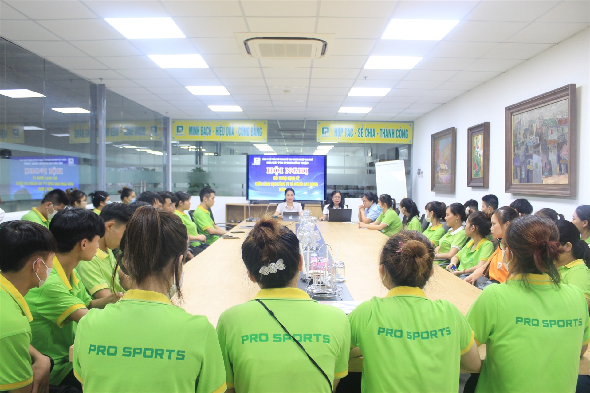 Buổi đối thoại định kỳ 3 tháng 1 lần tại Nhà máy Pro Sports Hồng Thuận. Ảnh: Mạnh Cường