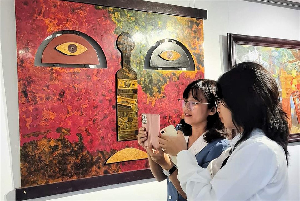 Đông đảo du khách đến tham quan, trải nghiệm tại Bảo tàng Mỹ thuật Đà Nẵng. Ảnh: Nguyễn Linh 