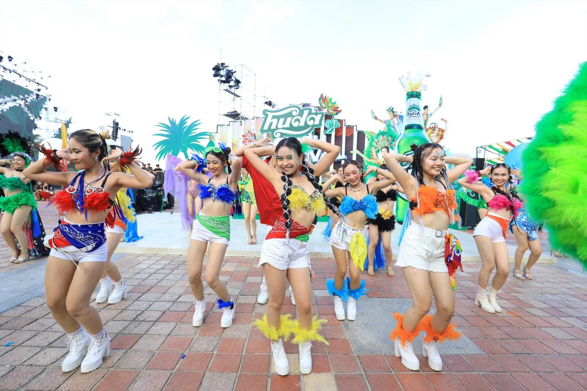 Các chương trình diễu hành đường phố khuấy động không khí các thành phố biển.