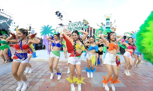 Các chương trình diễu hành đường phố khuấy động không khí các thành phố biển.