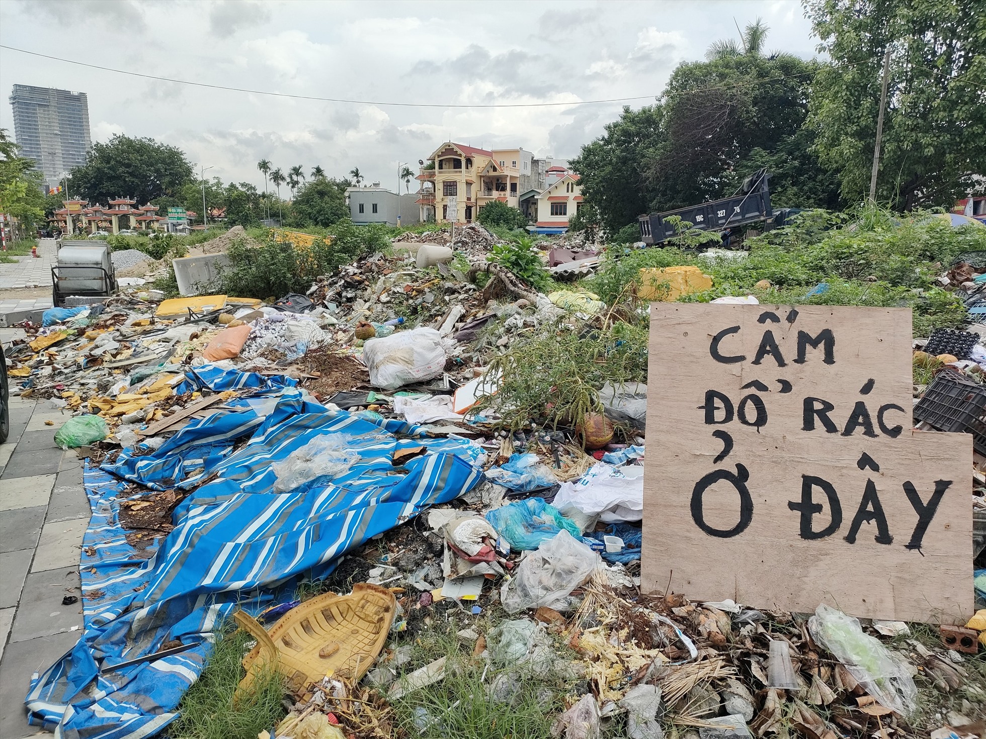 Rác thải ngổn ngang, chất đống hai bên tuyến đường Đông Khê 2, Hải Phòng. Ảnh: Hoàng Khôi