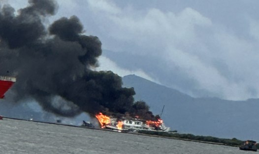 Tàu du lịch bốc cháy, cột khói đen cao hàng trăm mét trên biển Hải Phòng. Ảnh: BQL bến phà Gót