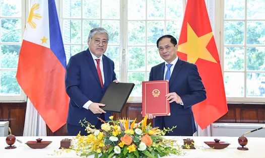  Bộ trưởng Ngoại giao Việt Nam - Philippines cùng ký Biên bản Thoả thuận của kỳ họp lần thứ 10 Ủy ban hỗn hợp về Hợp tác Song phương Việt Nam - Philippines. Ảnh: Bộ Ngoại giao 