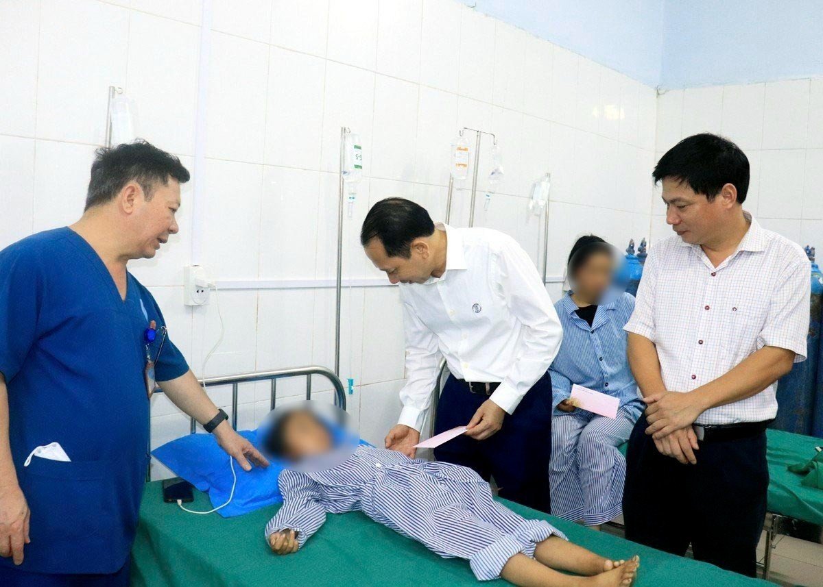 Phó Chủ tịch UBND tỉnh Trần Đức Quý thăm hỏi bệnh nhân ngộ độc quả hồng châu. Ảnh: Kim Tiến