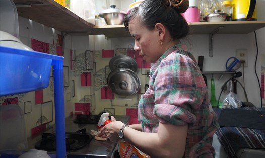 Mặc dù thu nhập bị giảm sút không đủ trang trải cuộc sống nhưng chị Nguyễn Thị Nhung vẫn đồng hành cùng doanh nghiệp. Ảnh: Phương Ngân