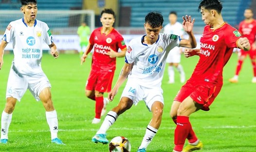 Câu lạc bộ Công an Hà Nội (áo đỏ) có chiến thắng nghẹt thở trước Nam Định. Ảnh: VPF