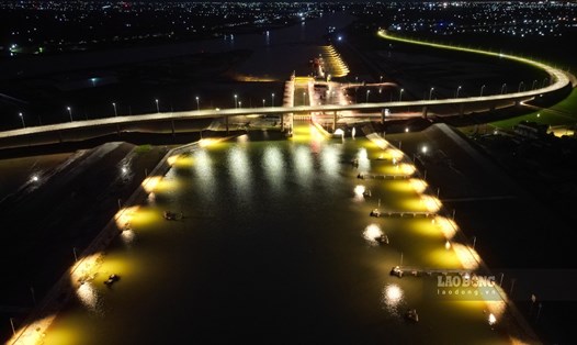 Cụm công trình kênh đào nối sông Đáy - Ninh Cơ rực rỡ ánh đèn trong đêm. Ảnh: Lương Hà