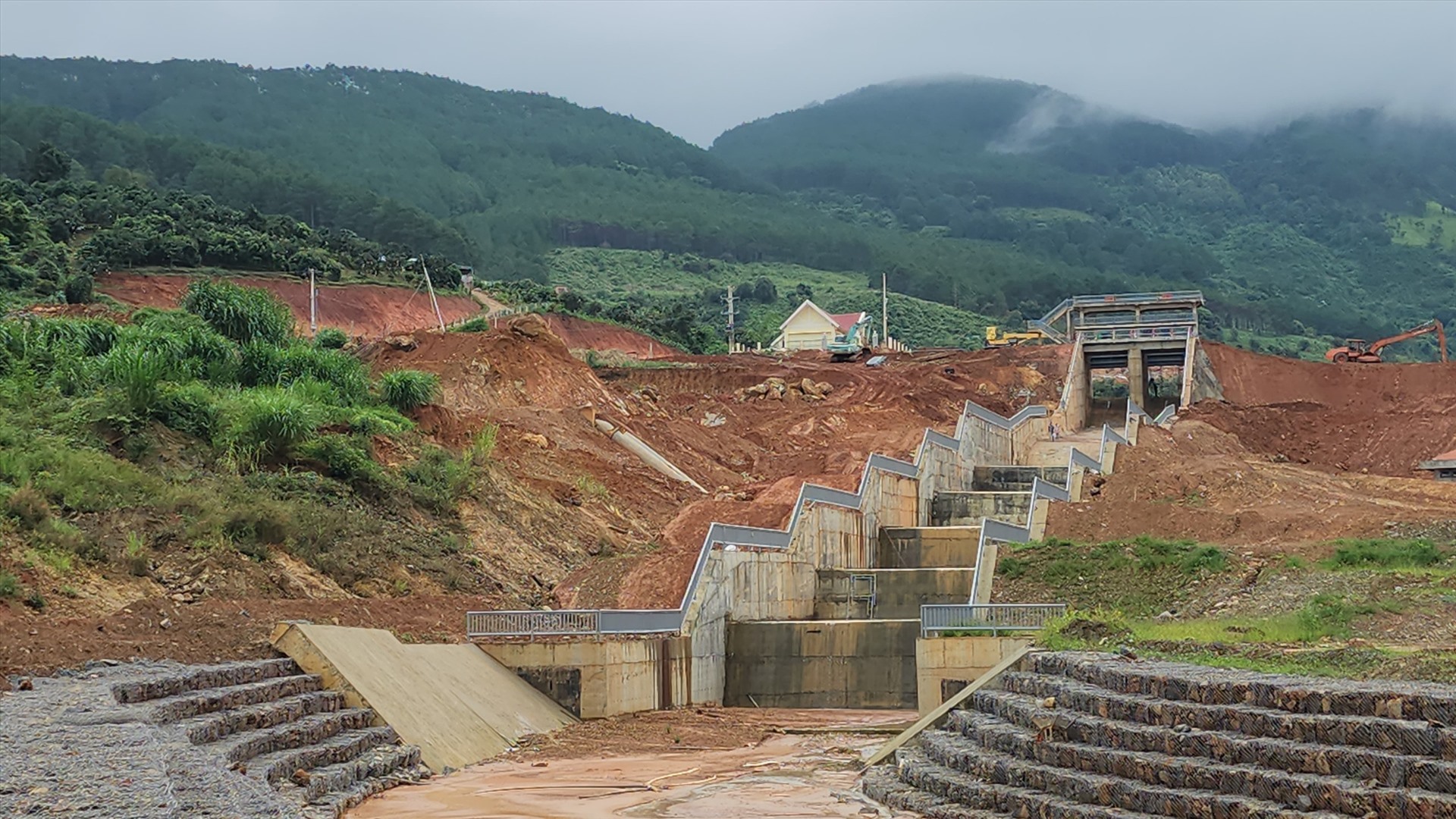 Tình trạng sạt trượt đất ảnh hưởng đến dự án hồ chứa nước Đông Thanh, nhiều hạng mục bị nghiêng, nứt. Ảnh: Võ Tùng