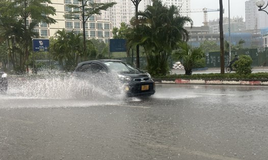 Mưa lớn khiến nhiều tuyến đường của Hà Nội ngập lụt. Ảnh: Minh Hà