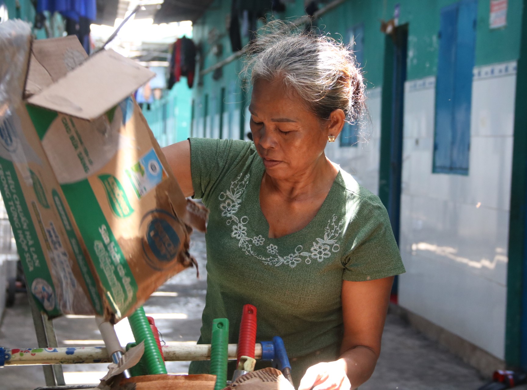 Mỗi ngày nhặt nhạnh vất vả, bà Nhu cũng chỉ có thu nhập từ 20-30.000 đồng tiền ve chai.