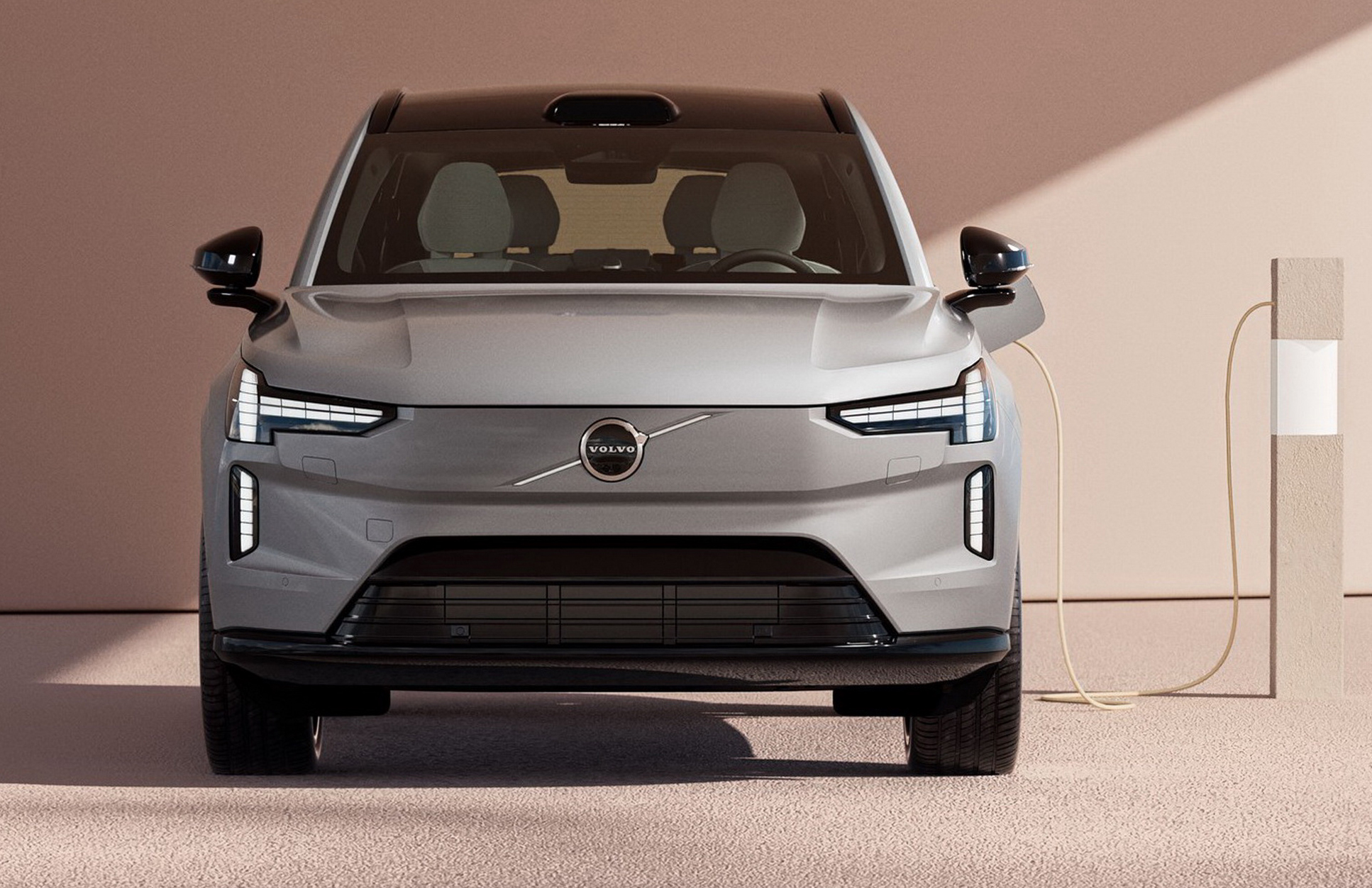 Chủ lực xe điện đời mới của Volvo sẽ là một trong ít nhất hàng chục xe điện có mặt tại GIIAS 2023. Tuy nhiên, so với những cái tên như Mercedes-Benz EQS hay dàn xe điện tới từ các thương hiệu Trung Quốc như Neta, Ora hay Wuling, EX90 chắc chắn có độ mới cũng như danh tiếng vượt trội. Mẫu SUV mới dài hơn XC90, đèn pha LED kiểu búa của thần Thor, bản mạnh nhất 510 mã lực, hành trình 600 km mỗi lần sạc. Như truyền thống thương hiệu, EX90 trang bị những hệ thống an toàn tiên tiến. Chiếc SUV có một loạt cảm biến, trong đó có một cảm biến Iris LiDAR trên nóc xe, ngoài ra là 5 radar, 8 camera ngoài, 2 camera trong xe và 16 cảm biến siêu âm. Ảnh: Volvo 