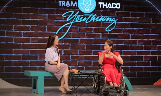 Cô thợ may khuyết tật Phạm Thị Thắm là khách mời trong chương trình "Trạm yêu thương". Ảnh: VTV