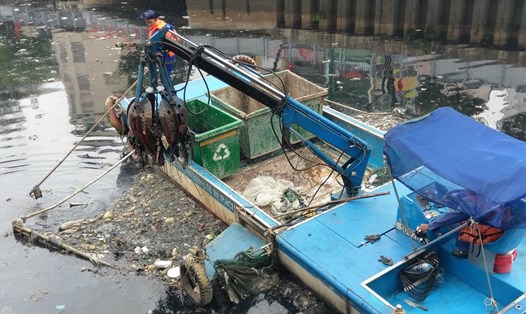 Nước kênh Nhiêu Lộc - Thị Nghè (quận Tân Bình) đen ngòm, bốc mùi hôi thối kèm rác thải. Ảnh: Minh Quân