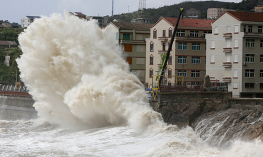 Sóng lớn do bão Khanun ở bờ biển thành phố Ôn Lĩnh, tỉnh Chiết Giang, Trung Quốc, ngày 2.8.2023. Ảnh: CGTN/CFP