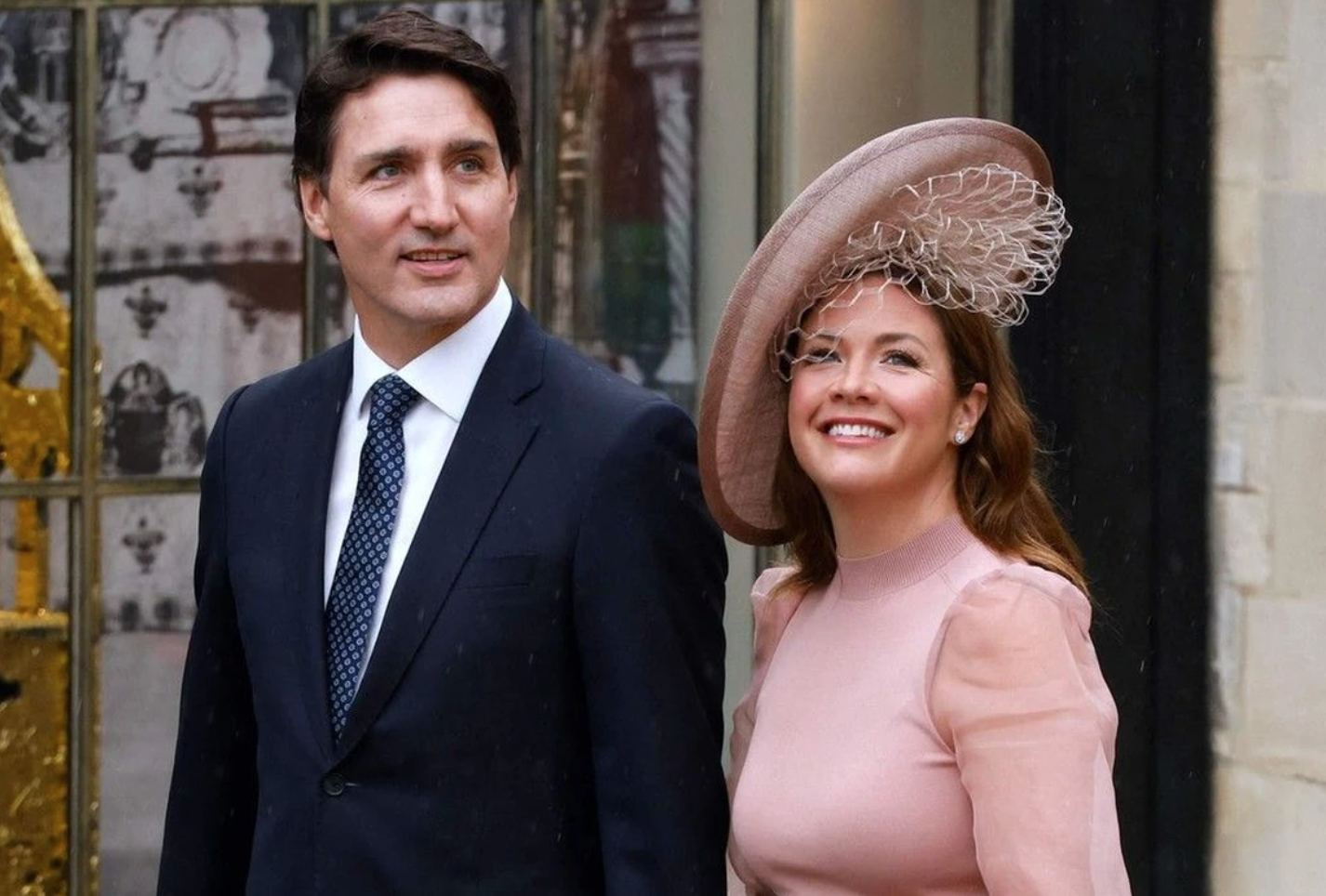 Vợ chồng Thủ tướng Canada Justin Trudeau đến Tu viện Westminster, London, Anh, ngày 6.5.2023, dự lễ đăng quang của Vua Anh Charles III. Ảnh: AFP