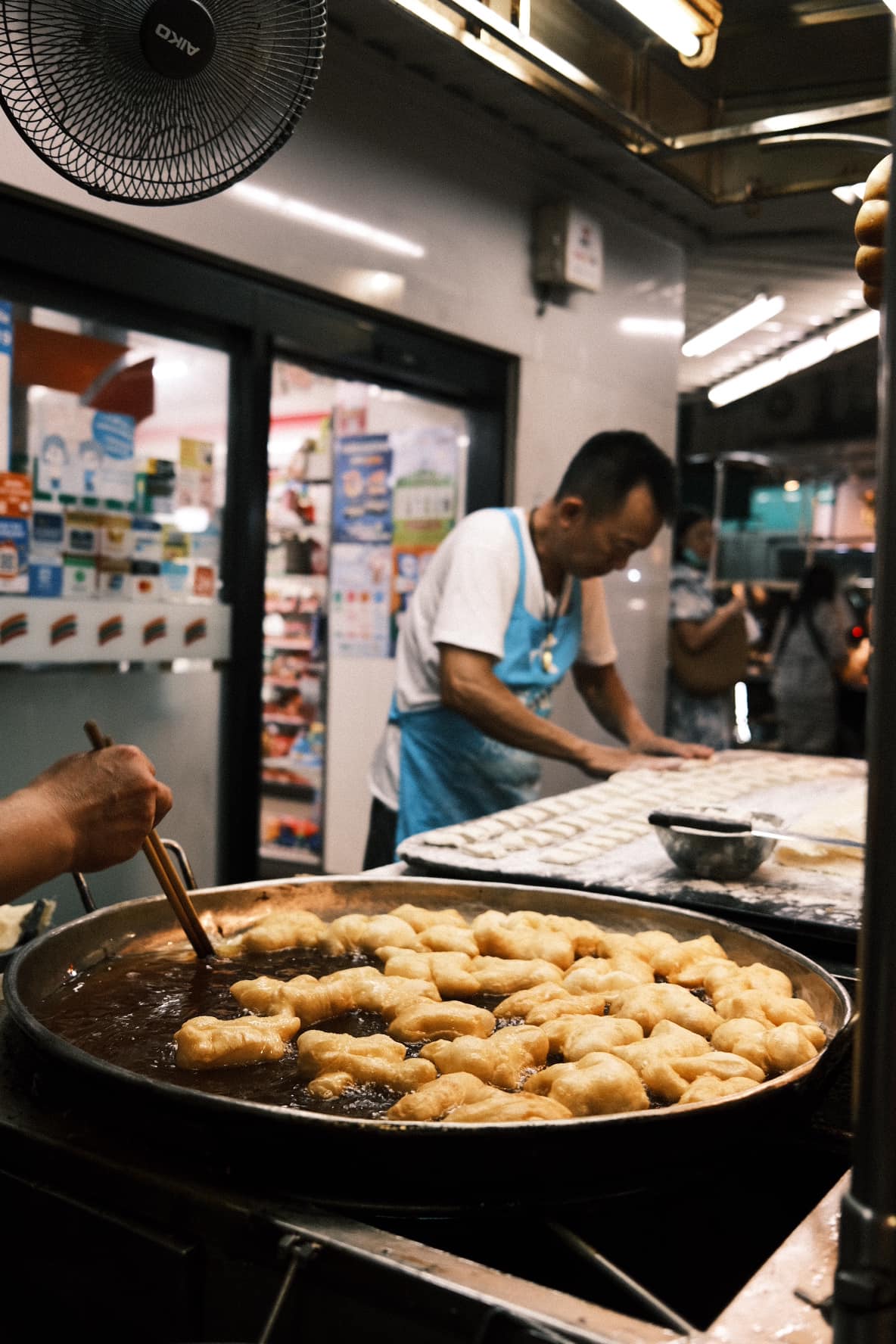 Cửa hàng bán món quẩy chiên giòn gần 50 năm ở Chinatown. Ảnh: FBNV.