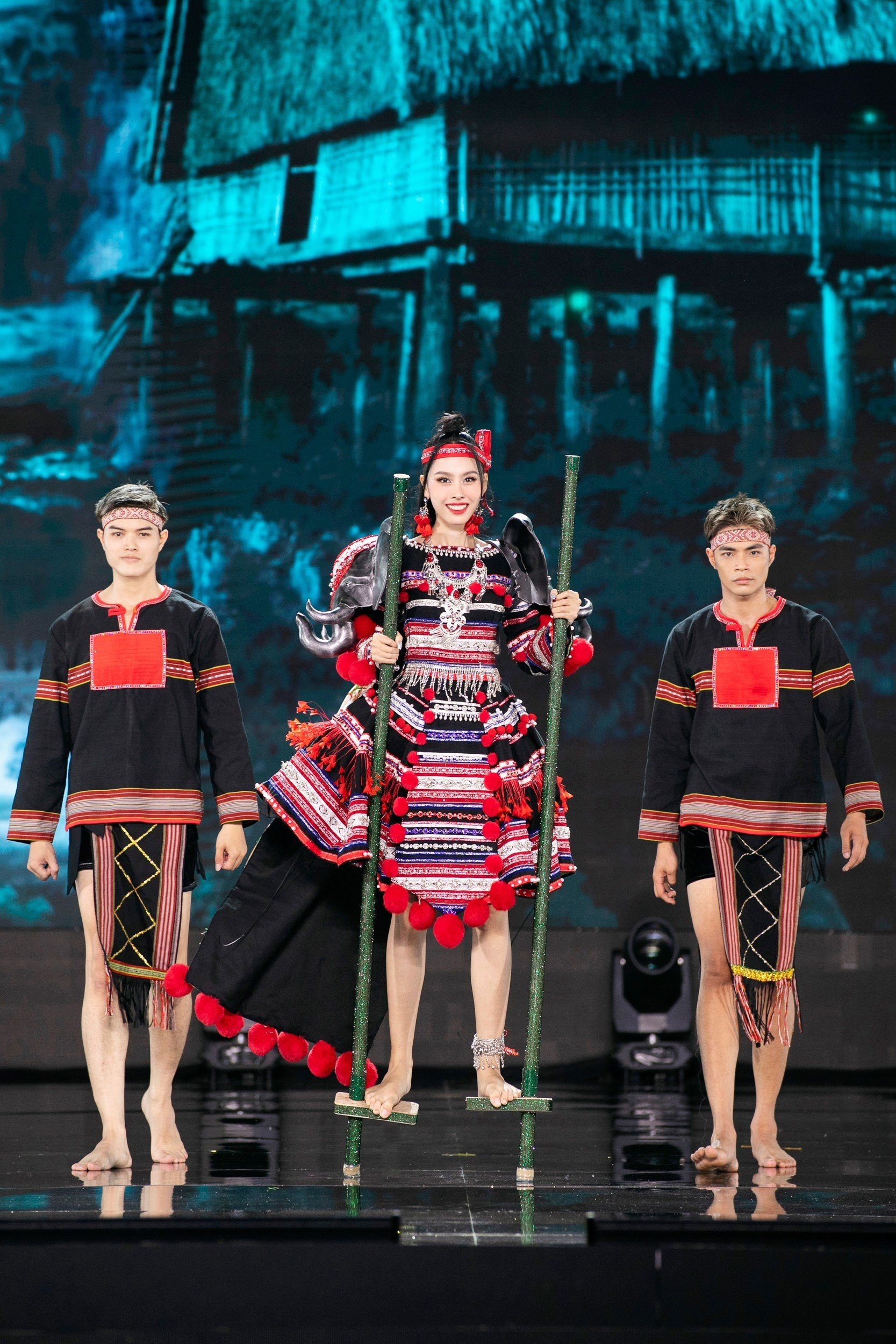 Á hậu Ngọc Hằng gây ấn tượng khi trình diễn bộ trang phục “Cà kheo” của nhà thiết kế Bùi Thế Bảo.