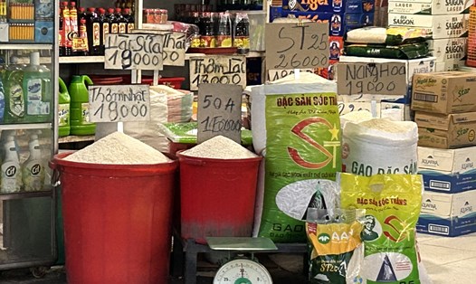 Giá gạo tại các chợ truyền thống không còn tăng "chóng mặt". Ảnh: Hạ Mây