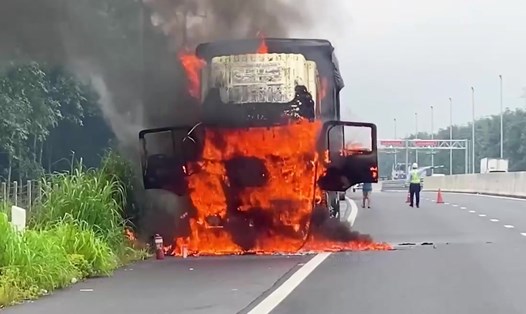 Hiện trường vụ cháy xe tải trên cao tốc Phan Thiết - Dầu Giây, đoạn qua tỉnh Đồng Nai sáng ngày 20.8. Ảnh: S.G.F