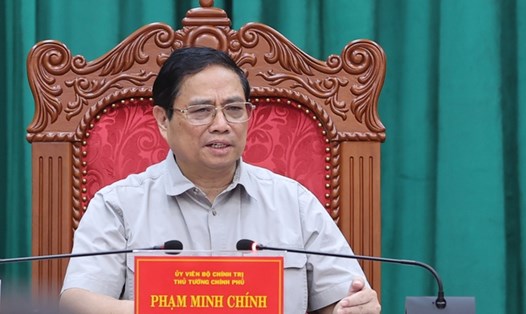 Thủ tướng Phạm Minh Chính cho ý kiến chỉ đạo với từng nội dung cụ thể tại buổi làm việc với tỉnh Kon Tum. Ảnh: VGP