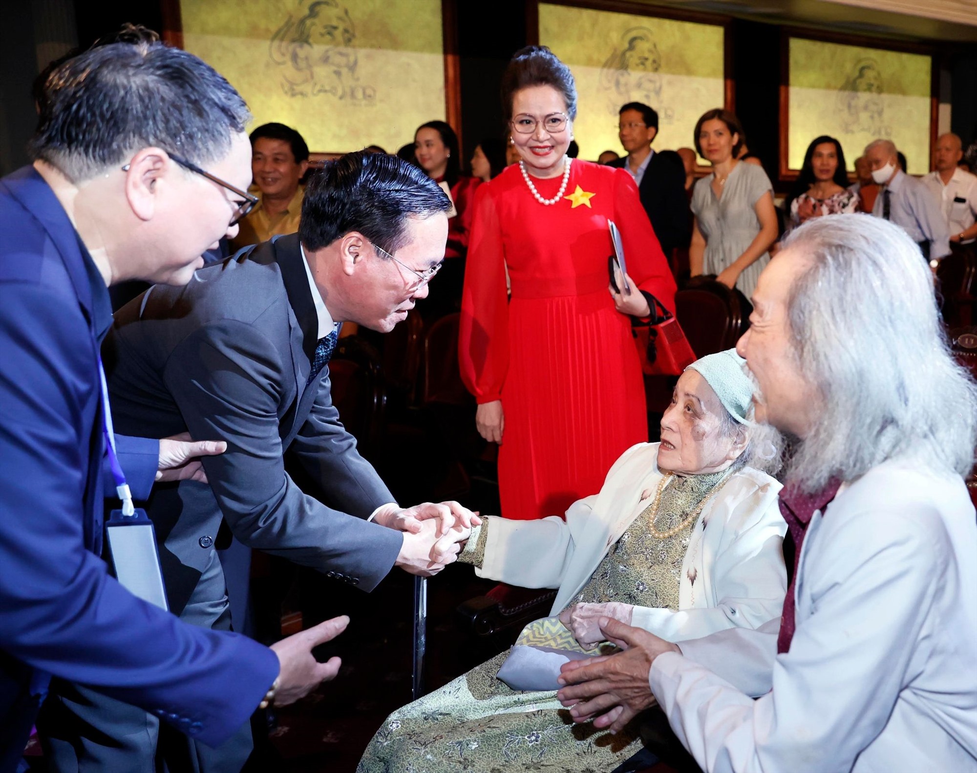 Chủ tịch nước Võ Văn Thưởng thăm hỏi bà Nghiêm Thúy Băng, vợ của nhạc sĩ Văn Cao. Ảnh: TTXVN