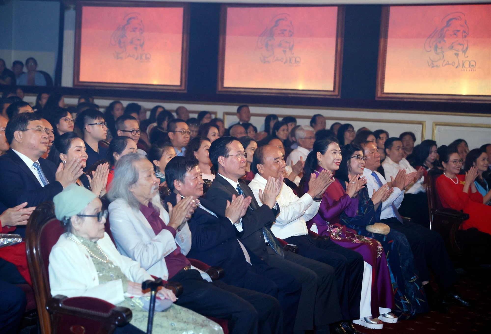 Chủ tịch nước Võ Văn Thưởng và các lãnh đạo, nguyên lãnh đạo Đảng, Nhà nước dự chương trình nghệ thuật “Đàn chim Việt“. Ảnh: TTXVN