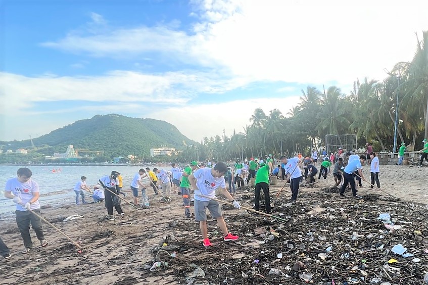 Nhiều người cùng dọn rác tại bãi tắm Bãi Trước TP Vũng Tàu. Ảnh: Thành An