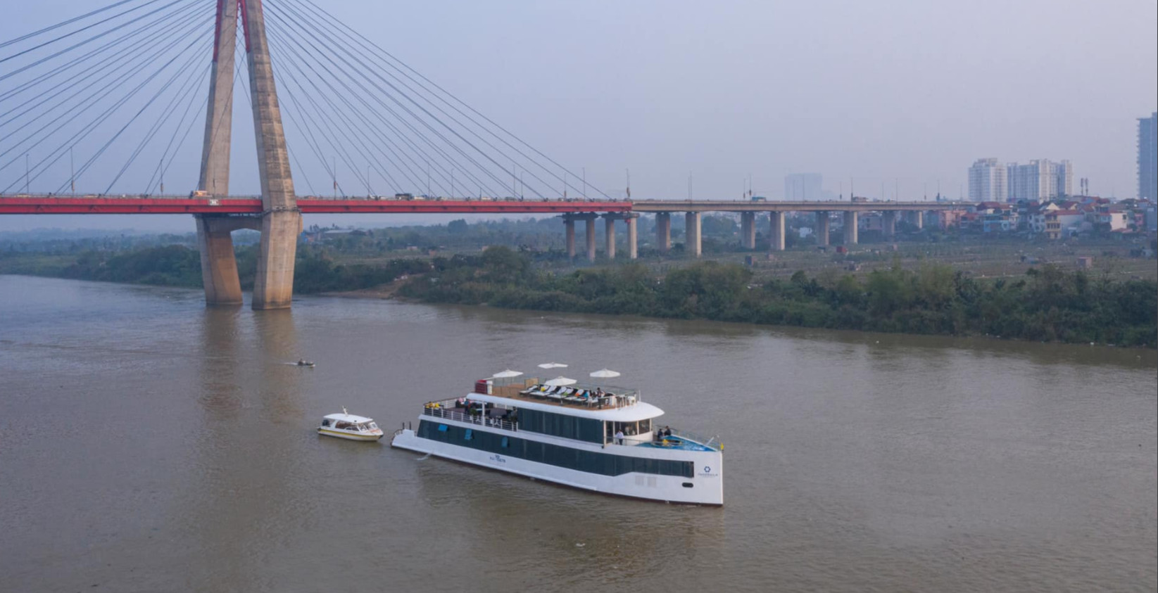 Du thuyền trên sông Hồng. Sông hồng tourist