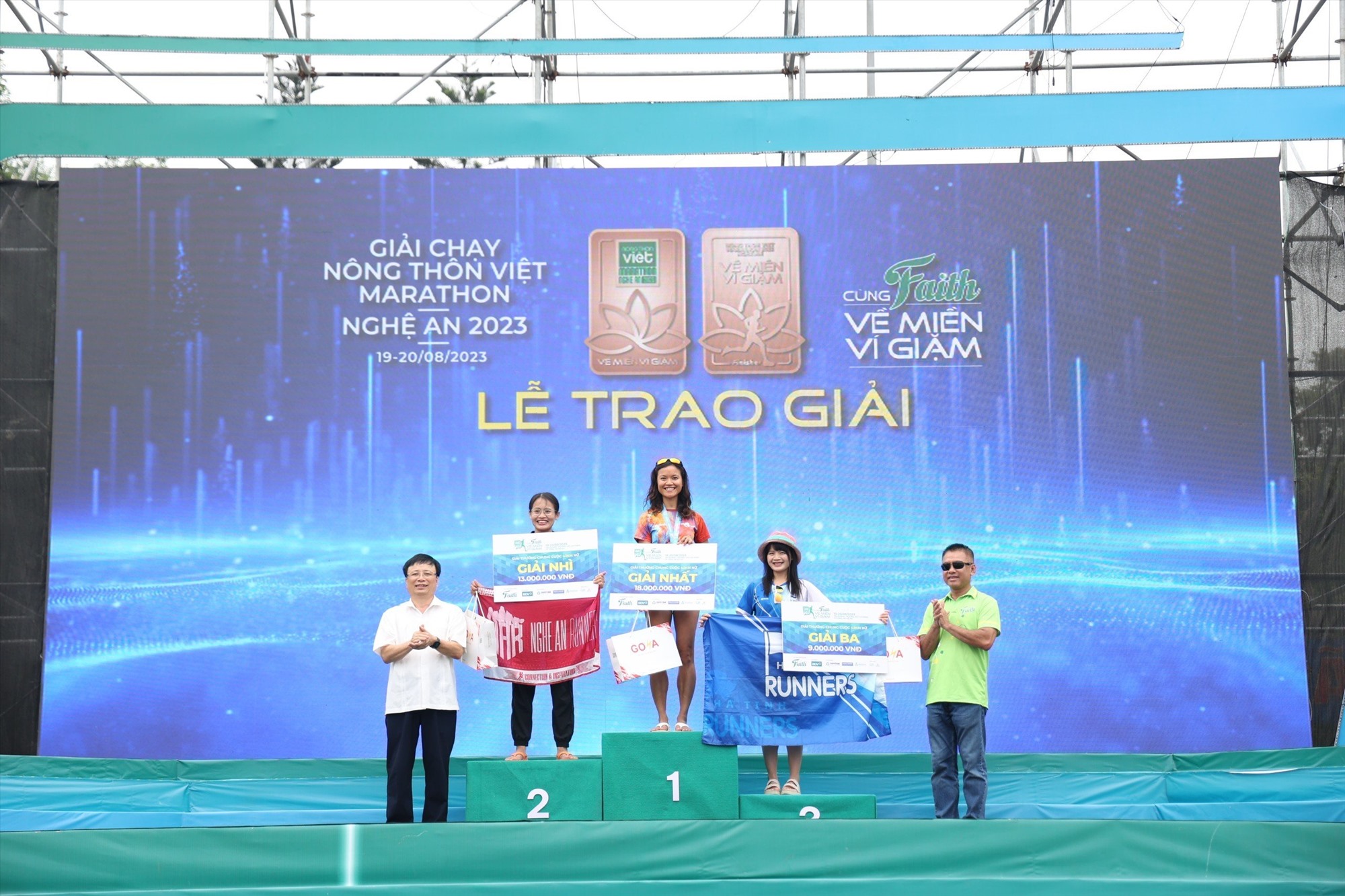 Ban tổ chức trao giải cho các vận động viên đạt giải Nhất, Nhì, Ba cự ly 42km dành cho nữ. Ảnh: Hải Đăng