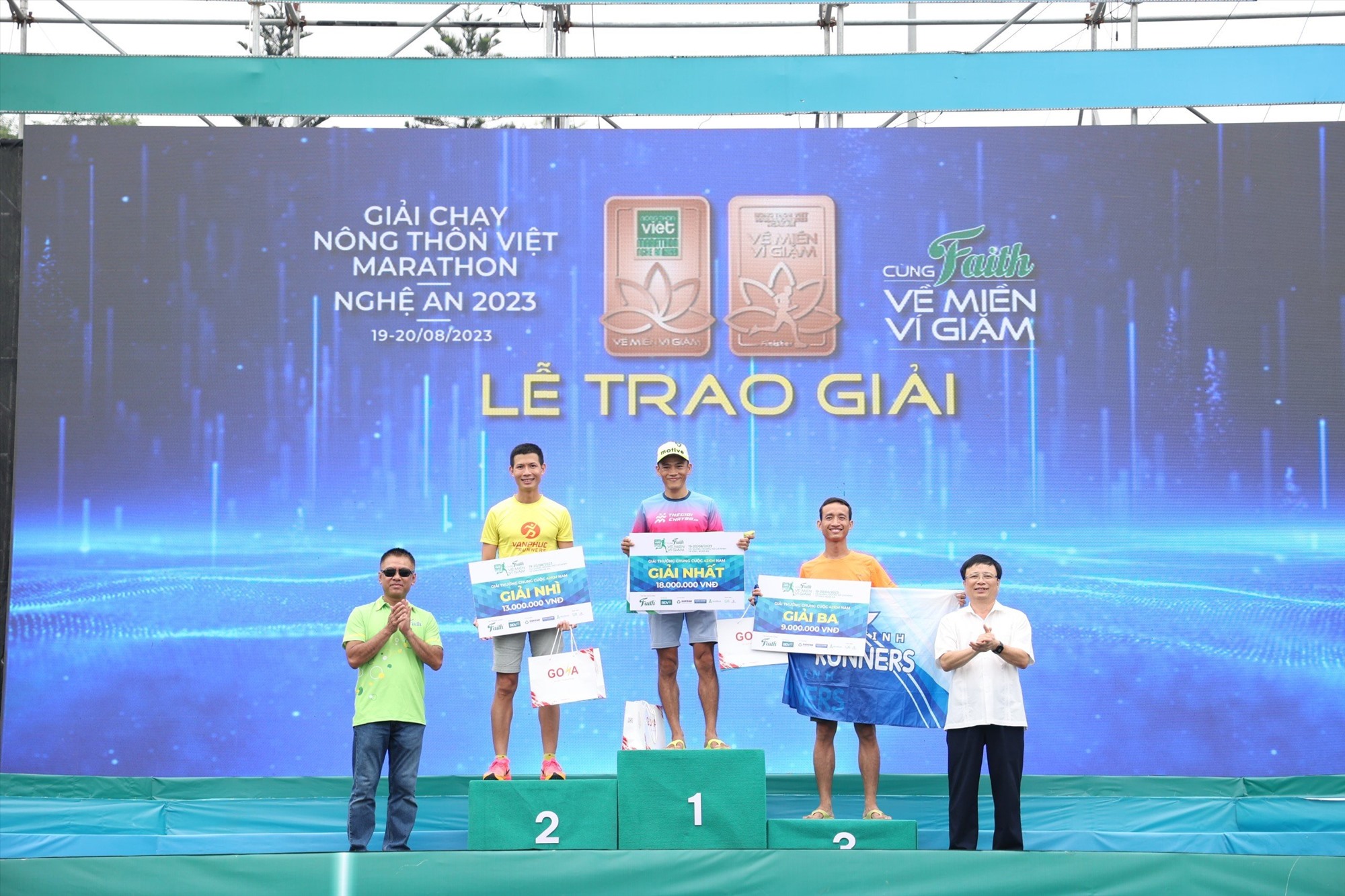 Ban tổ chức trao giải cho các vận động viên đạt giải Nhất, Nhì, Ba cự ly 42km dành cho nam. Ảnh: Hải Đăng