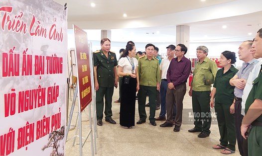 Các Cựu chiến binh đến từ Nghệ An tham quan triển lãm ảnh về Đại tướng Võ Nguyên Giáp tại Điện Biên. Ảnh: Văn Thành Chương