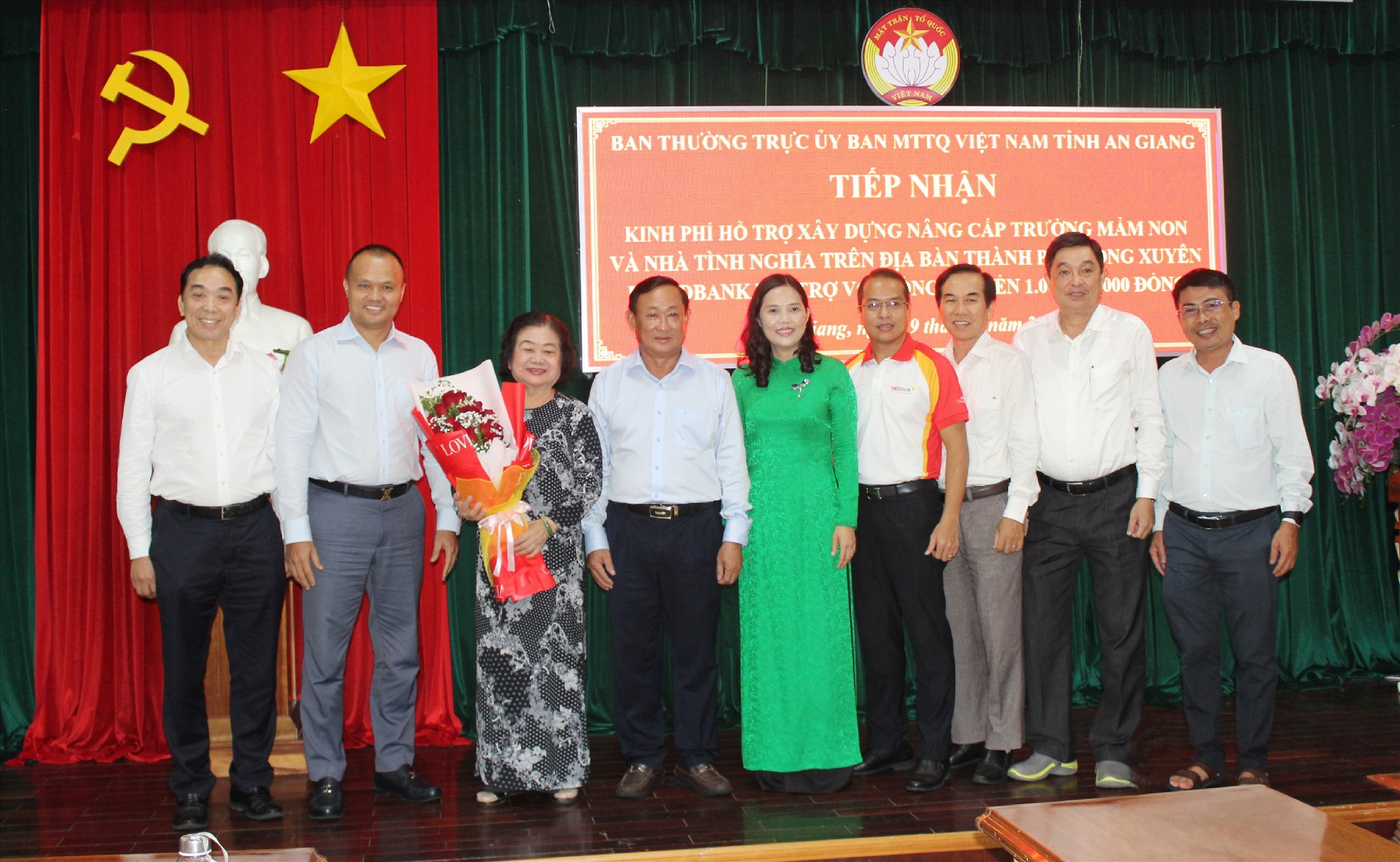 UBMTTQVN tỉnh An Giang, UBMTTQVN TP. Long Xuyên, HDBank tặng hoa cảm ơn nguyên Phó Chủ tịch nước Trương Mỹ Hoa đã đến dự lễ. Nguồn: HDBank 