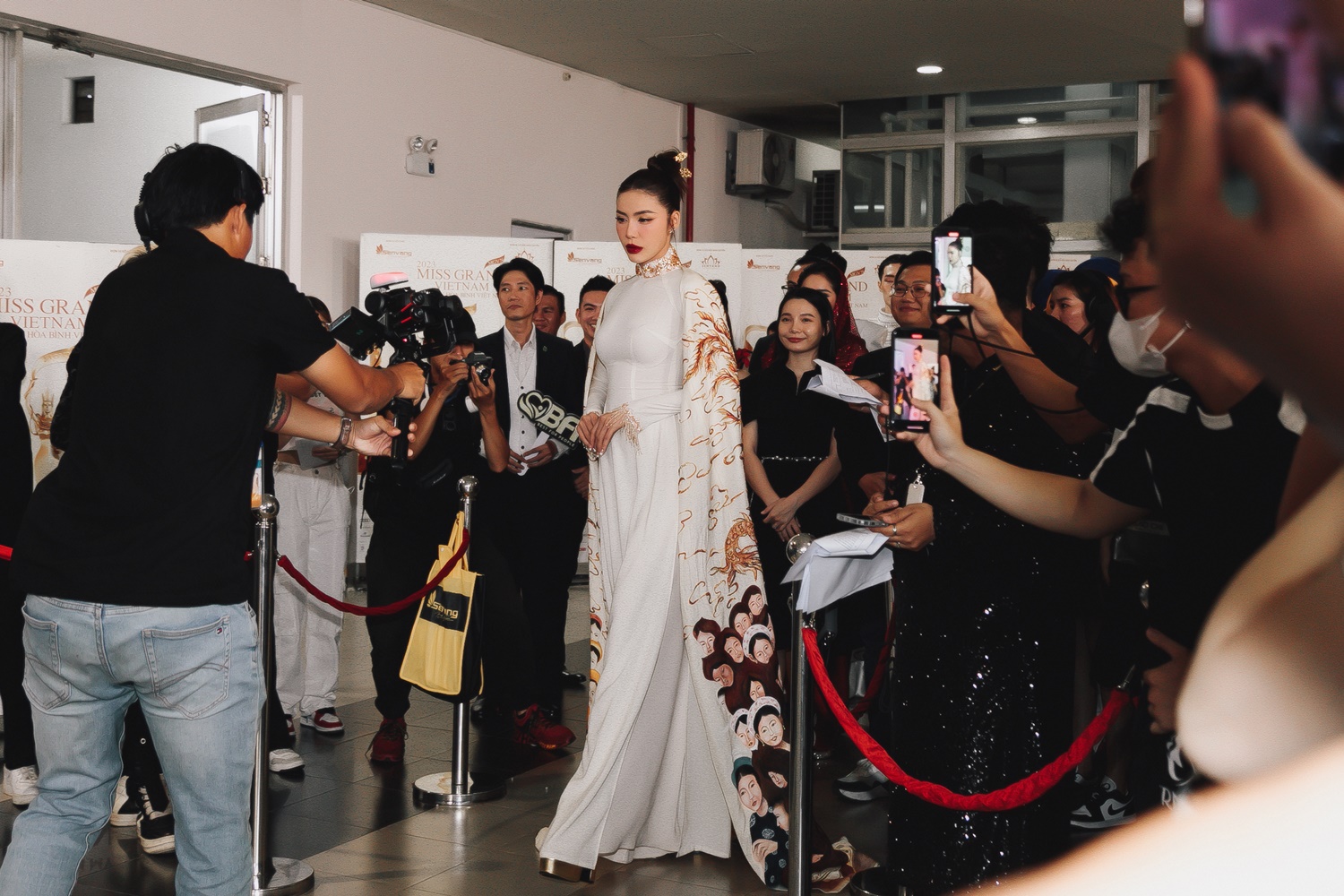 Sau 5 năm diện lại áo dài này, Minh Tú nhận nhiều lời khen với vẻ đẹp đằm thắm và đầy cuốn hút. Minh Tú là giám khảo chính thức tại cuộc thi Hoa hậu Hoà bình Việt Nam 2023.  