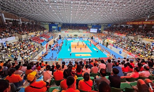 Đông đảo khán giả đã về Nhà Thi đấu đa năng tỉnh Lào Cai để theo dõi lễ khai mạc và xem các trận đấu của Giải Bóng chuyền nữ quốc tế VTV Cup Ferroli 2023. Ảnh: N.D