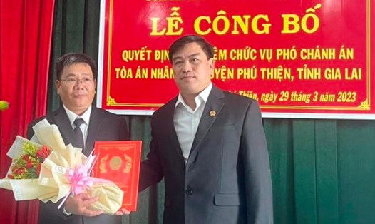 Phó Chánh án TAND tỉnh Gia Lai - ông Hà Viết Toàn (phải) một trong 63 thẩm phán được đề nghị tặng thưởng danh hiệu. Ảnh: BVCL