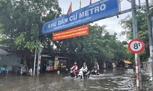 Đường vào khu dân cư Metro bị ngập sau cơn mưa lớn kéo dài hơn 1 giờ vào trưa 20.8. Ảnh: Phong Linh
