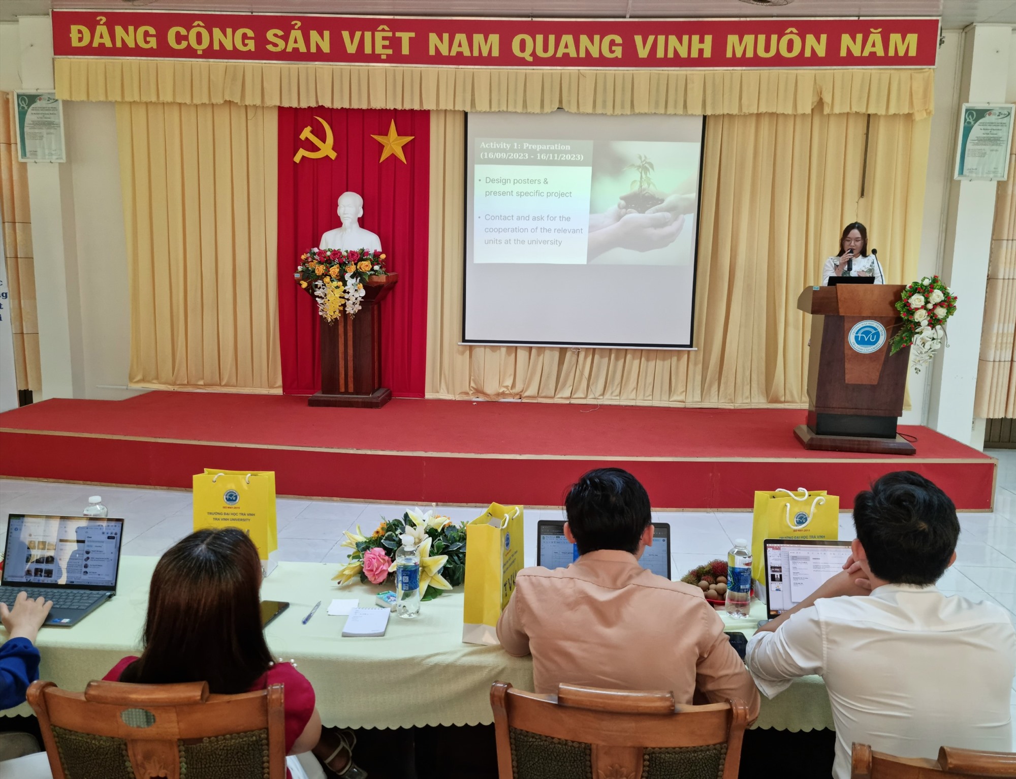 Sinh viên đại học Trà Vinh trình bày dự án bảo vệ môi trường bằng tiếng Anh kêu gọi tài trợ các tổ chức phi chính phủ. Ảnh: Hoàng Lộc