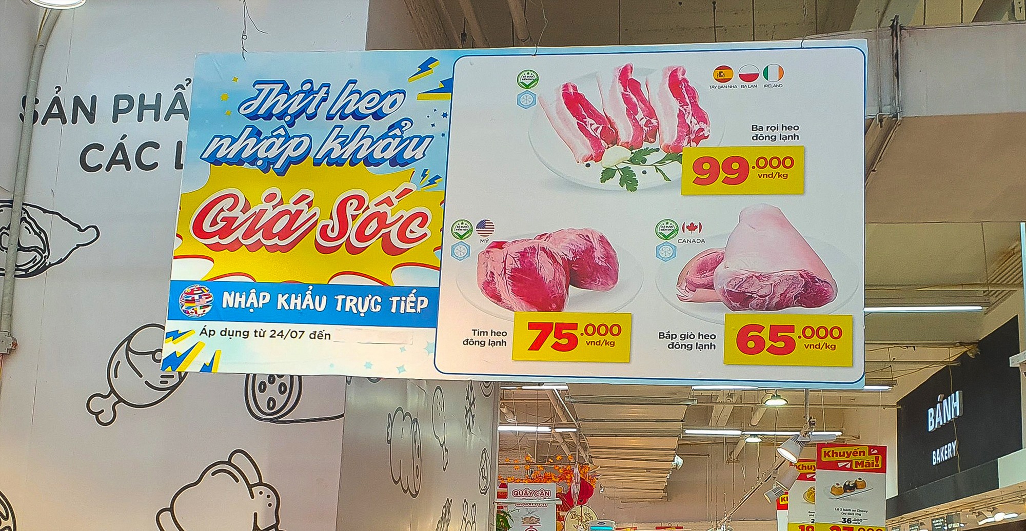 Giá thịt lợn đông lạnh đang được bán với mức giá khá thấp. Ảnh: Phan Anh