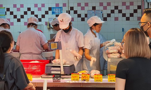 Giá thịt lợn bán lẻ cũng đang được điều chỉnh giảm tại một số siêu thị trên địa bàn Hà Nội. Ảnh: Phan Anh