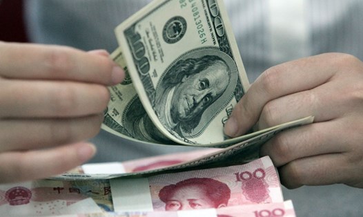 Nhiều ngân hàng Trung Quốc bán USD để làm chậm đà giảm giá của nhân dân tệ. Ảnh: Xinhua