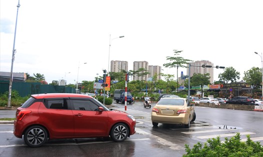 Nhiều ôtô quay đầu tại nút giao Cổ Linh - Huỳnh Tấn Phát - bất chấp biển cấm. Ảnh: Khánh An