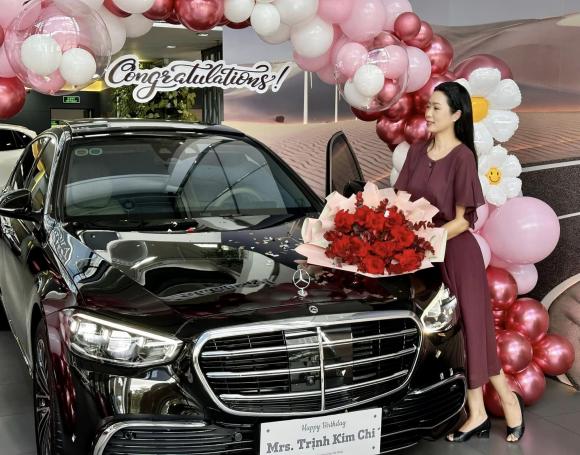 Trịnh Kim Chi hạnh phúc đi nhận xế hộp mới. Ảnh: NSCC.