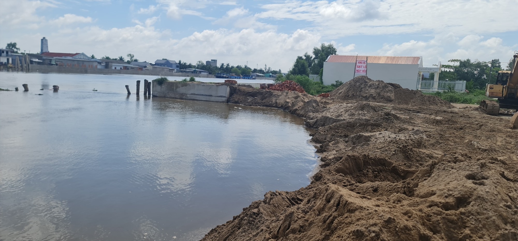 Sạt lở bờ sông đe dọa doanh nghiệp vật liệu xây dựng tại Thị xã Giá Rai, tỉnh Bạc Liêu. Ảnh: Nhật Hồ