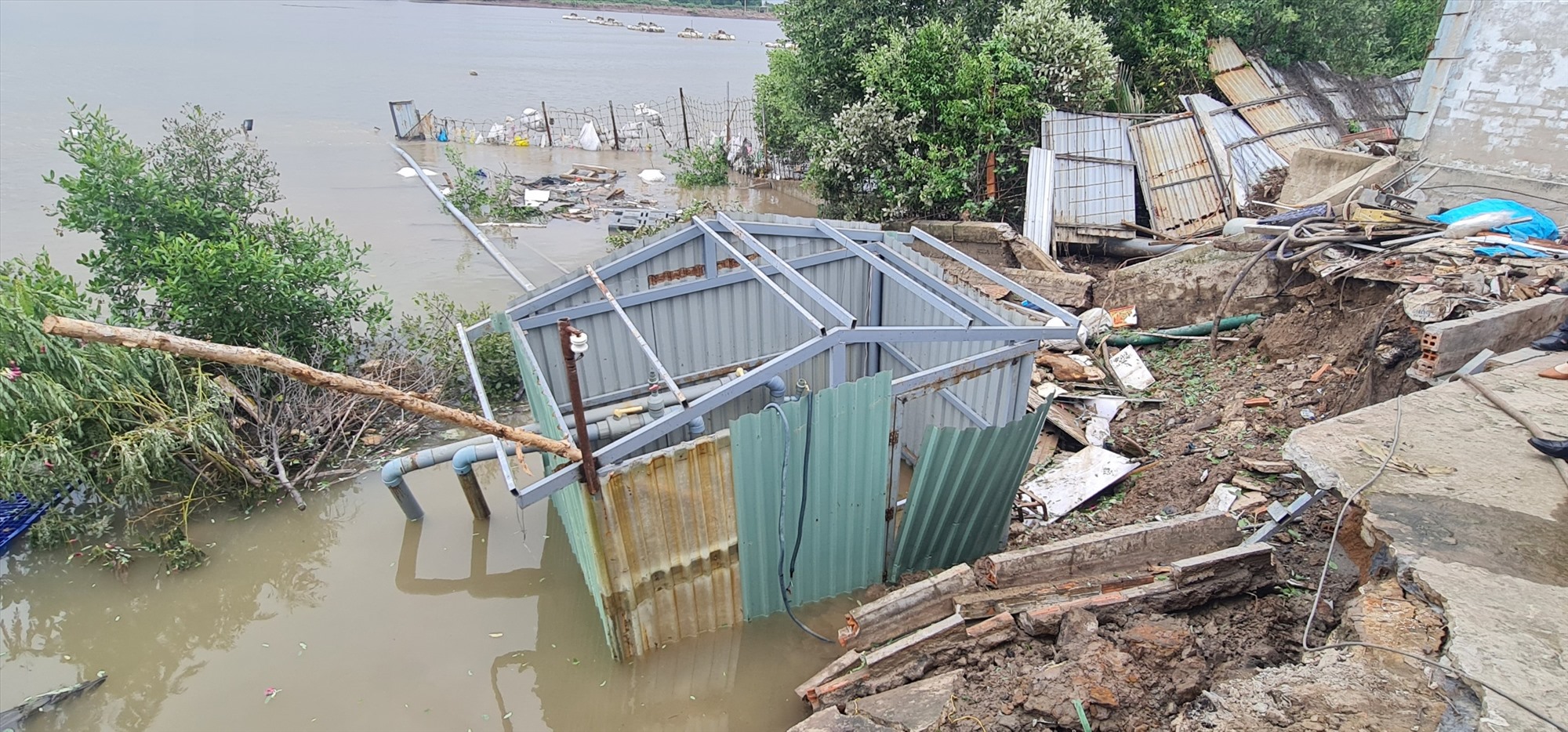 Sạt lở tại doanh nghiệp thủy sản huyện Đông Hải, tỉnh Bạc Liêu. Ảnh: Nhật Hồ